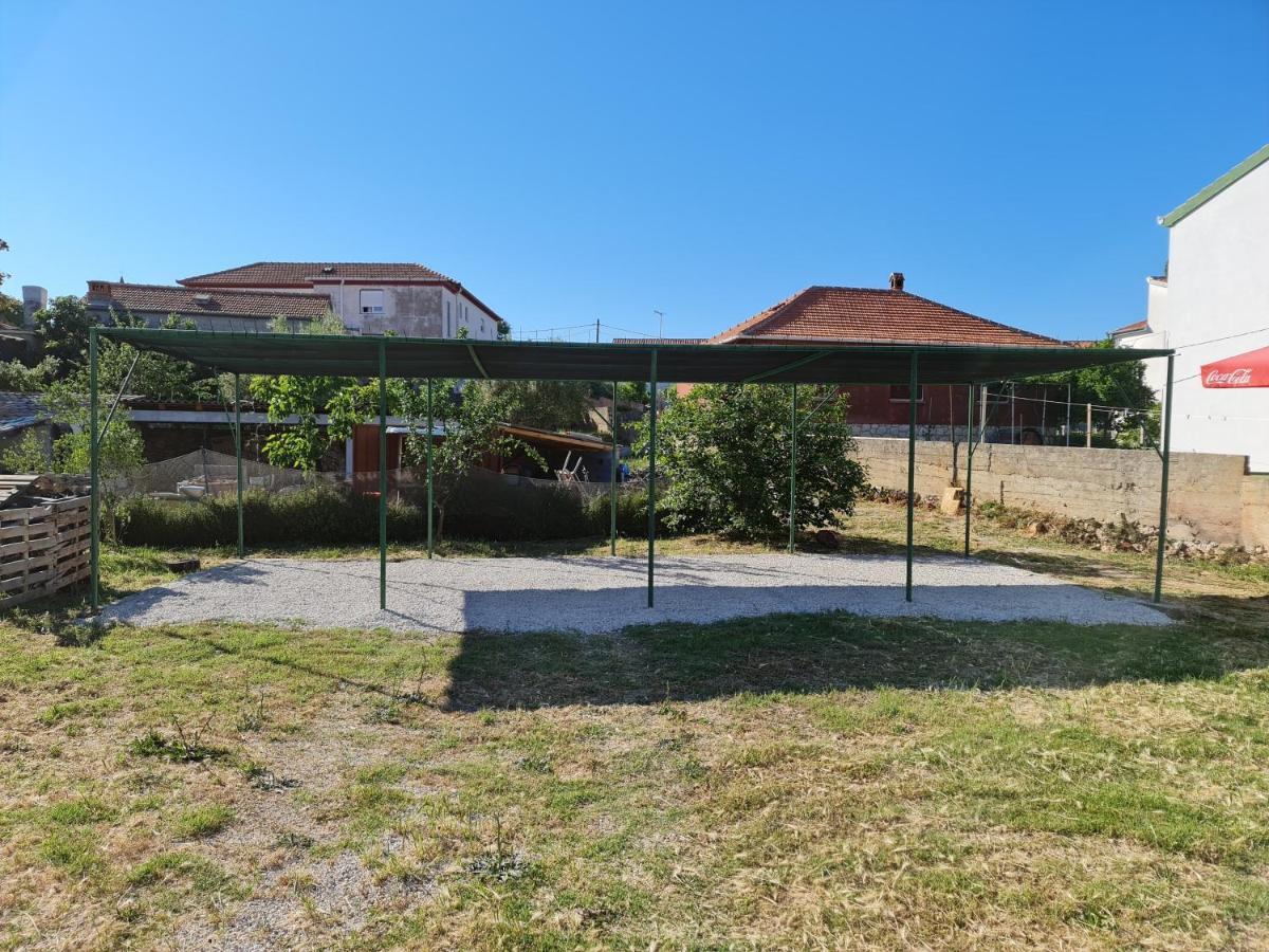 Apartmani Lenka Ugljan Luaran gambar