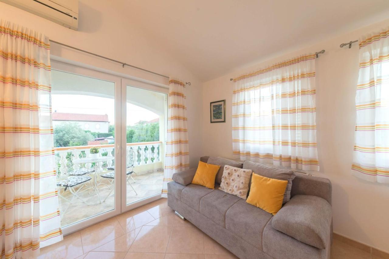 Apartmani Lenka Ugljan Luaran gambar