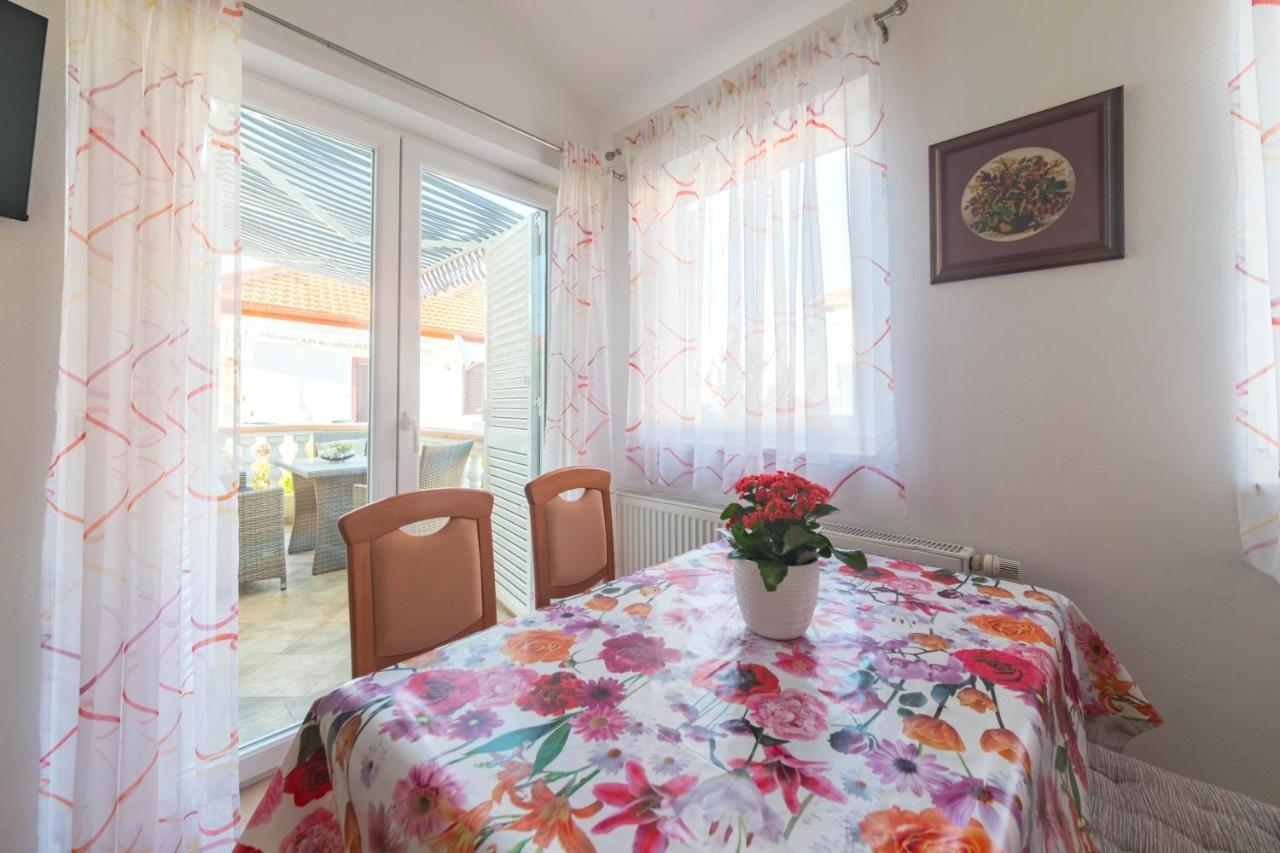 Apartmani Lenka Ugljan Luaran gambar
