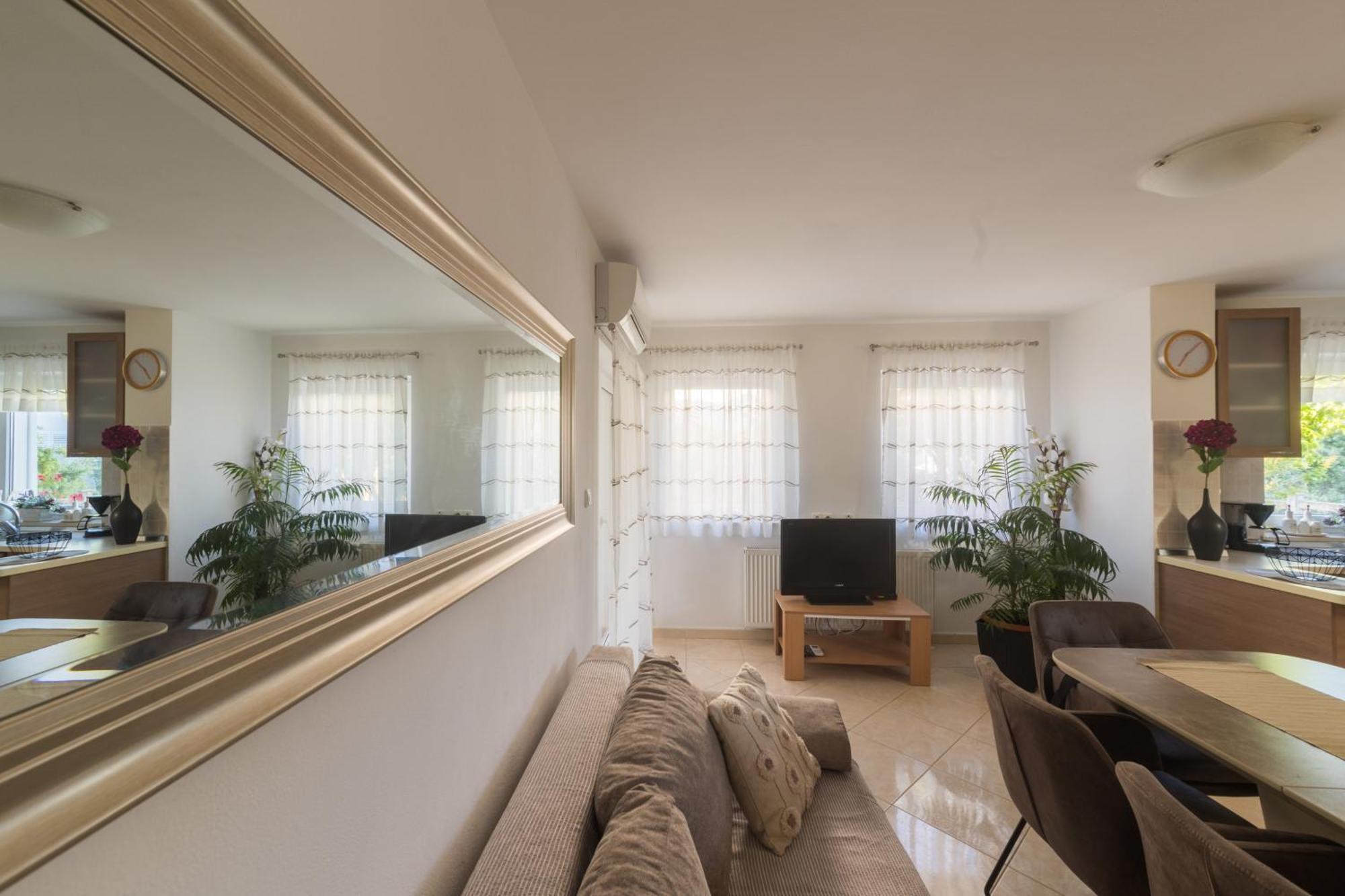 Apartmani Lenka Ugljan Bilik gambar